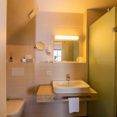 Berggasthof & Goetzinger Hoehe מלון נוישטט אן זאקסן