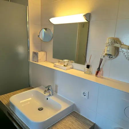 מלון Berggasthof & Goetzinger Hoehe 3*